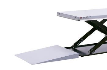 Low profile lift table with ramp